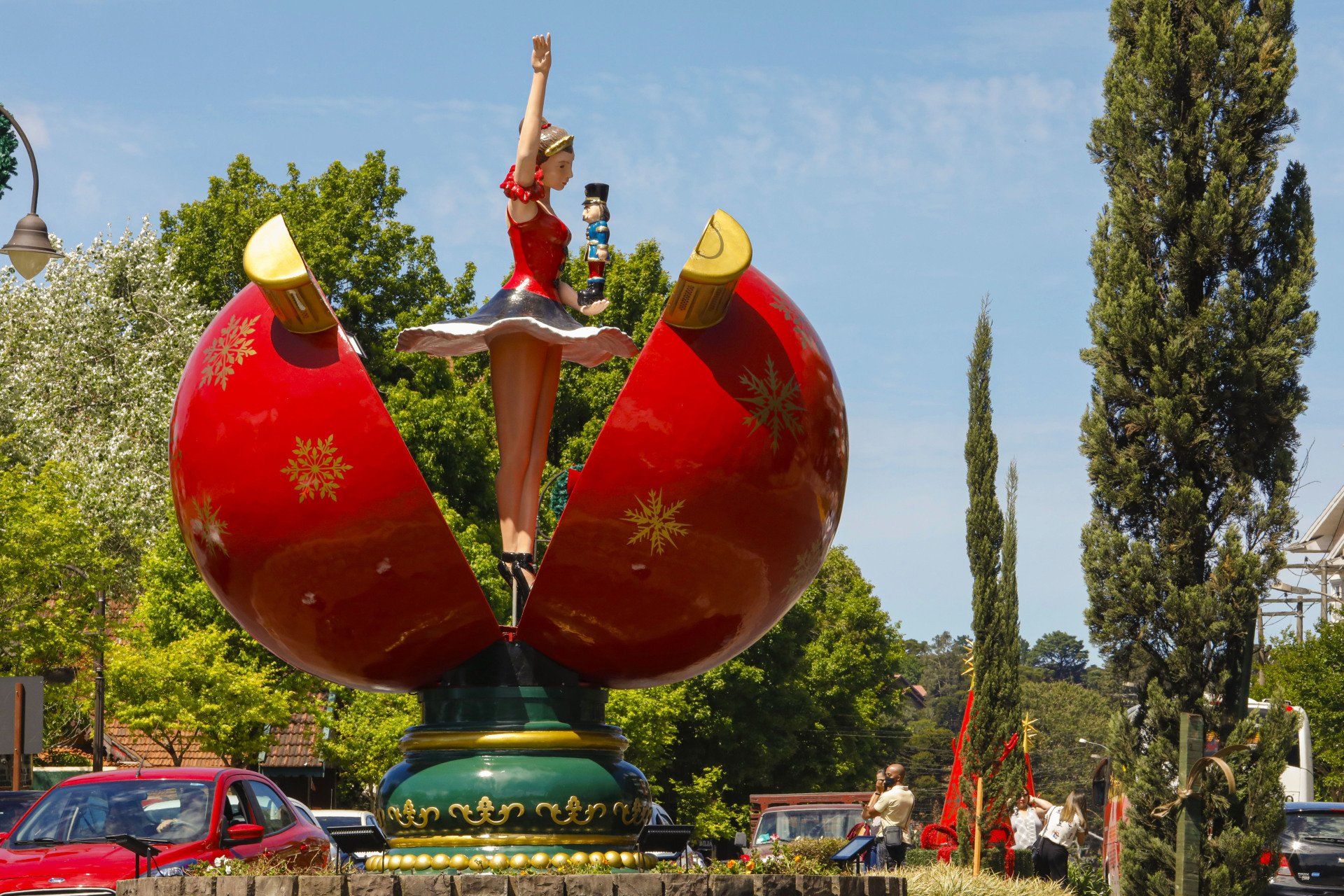 Decoração do Natal Luz 2020, uma bailarina com vestido vermelho no centro de uma bola natalina gigante, em uma rótula de Gramado. - Foto: Cleiton Thiel / Serra Press