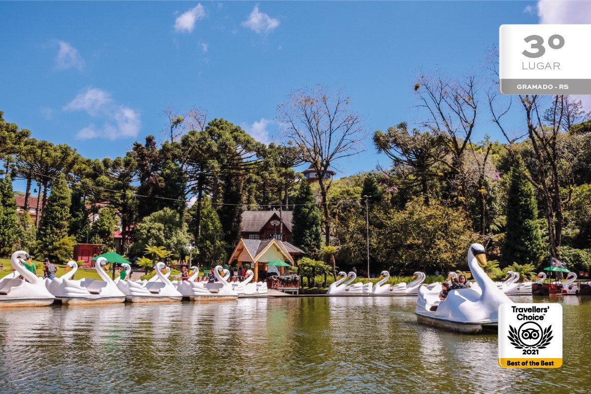 Lago Negro em Gramado, com pessoas usando os pedalinhos em formato de cisnes