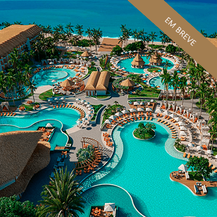 Uma vista aérea de um resort com as palavras em breve na parte inferior