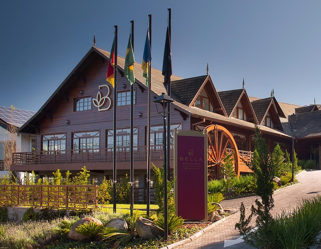 Um grande edifício de madeira com uma roda d'água na frente