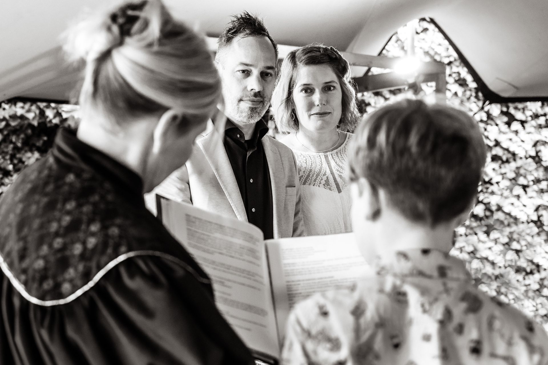 Een zwart-witfoto van een vrouw die een boek voorleest aan een jongen