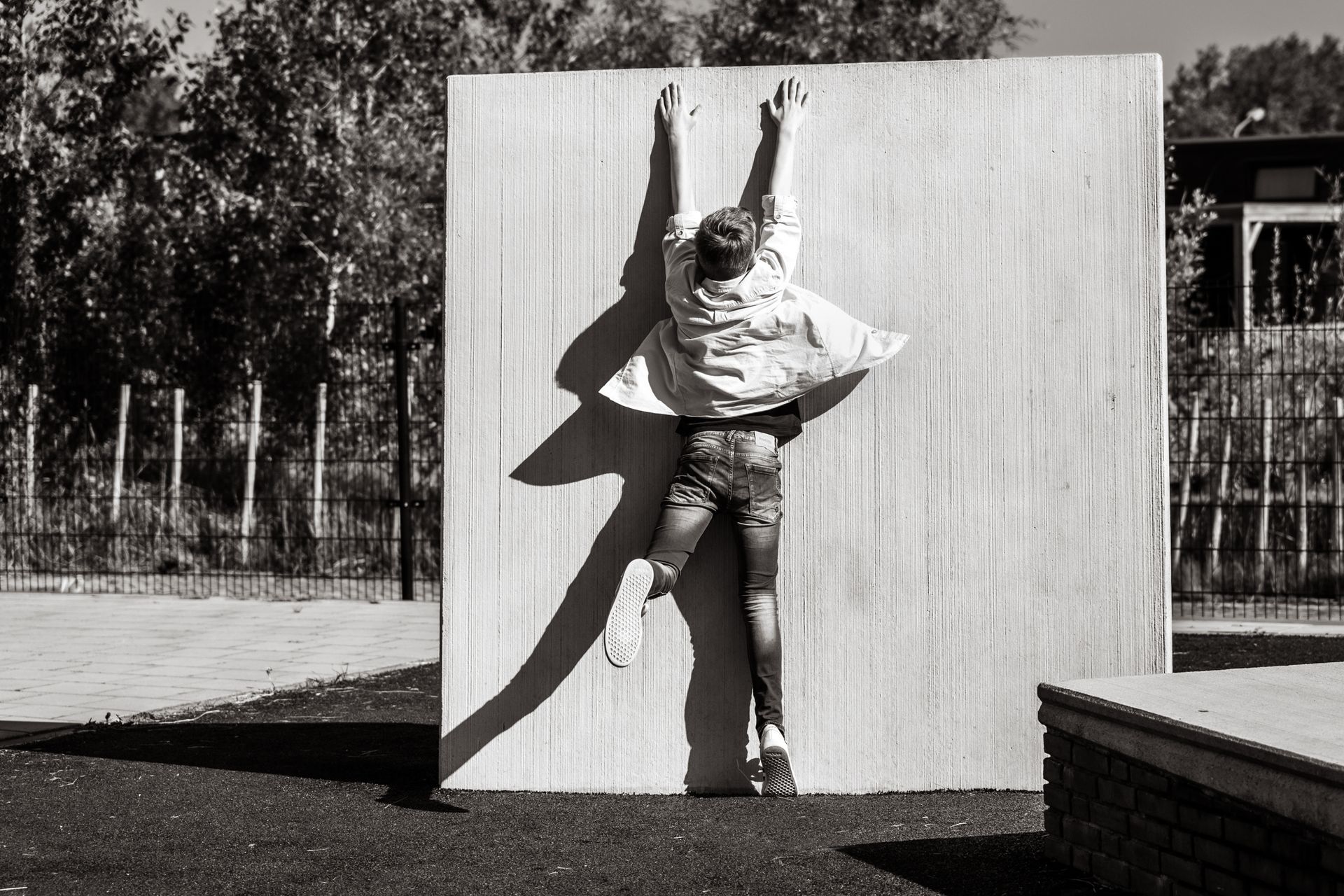 Een zwart-witfoto van een persoon die een muur beklimt