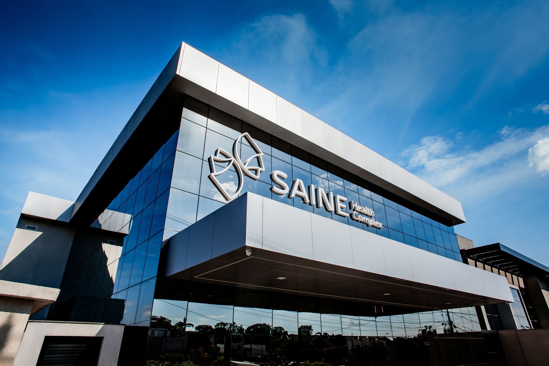 Edifício moderno com o logotipo 