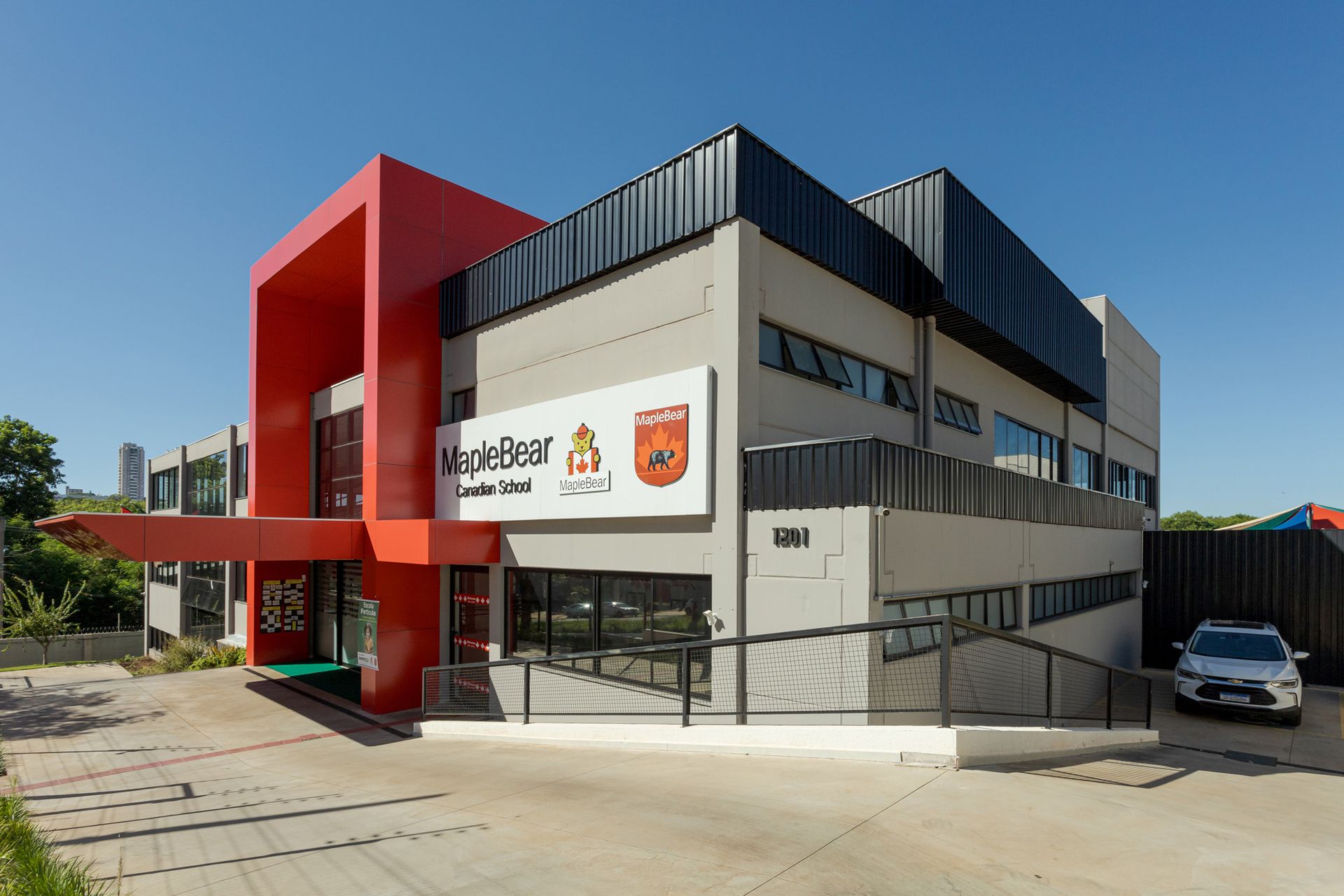 Exterior do prédio da Educação Bilíngue de Santa Helena com um playground.