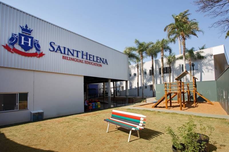 Exterior do prédio da Educação Bilíngue de Santa Helena com um playground.