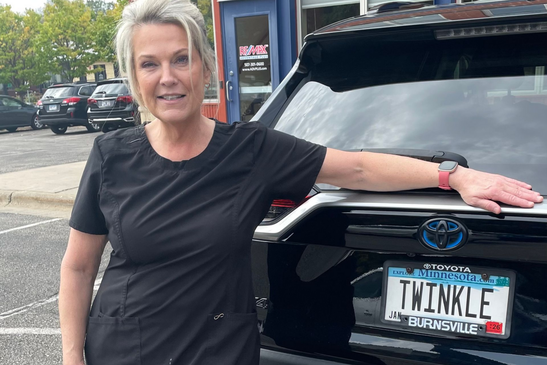 Laurie-standing-next-to-TWINKLE-license-plate-png