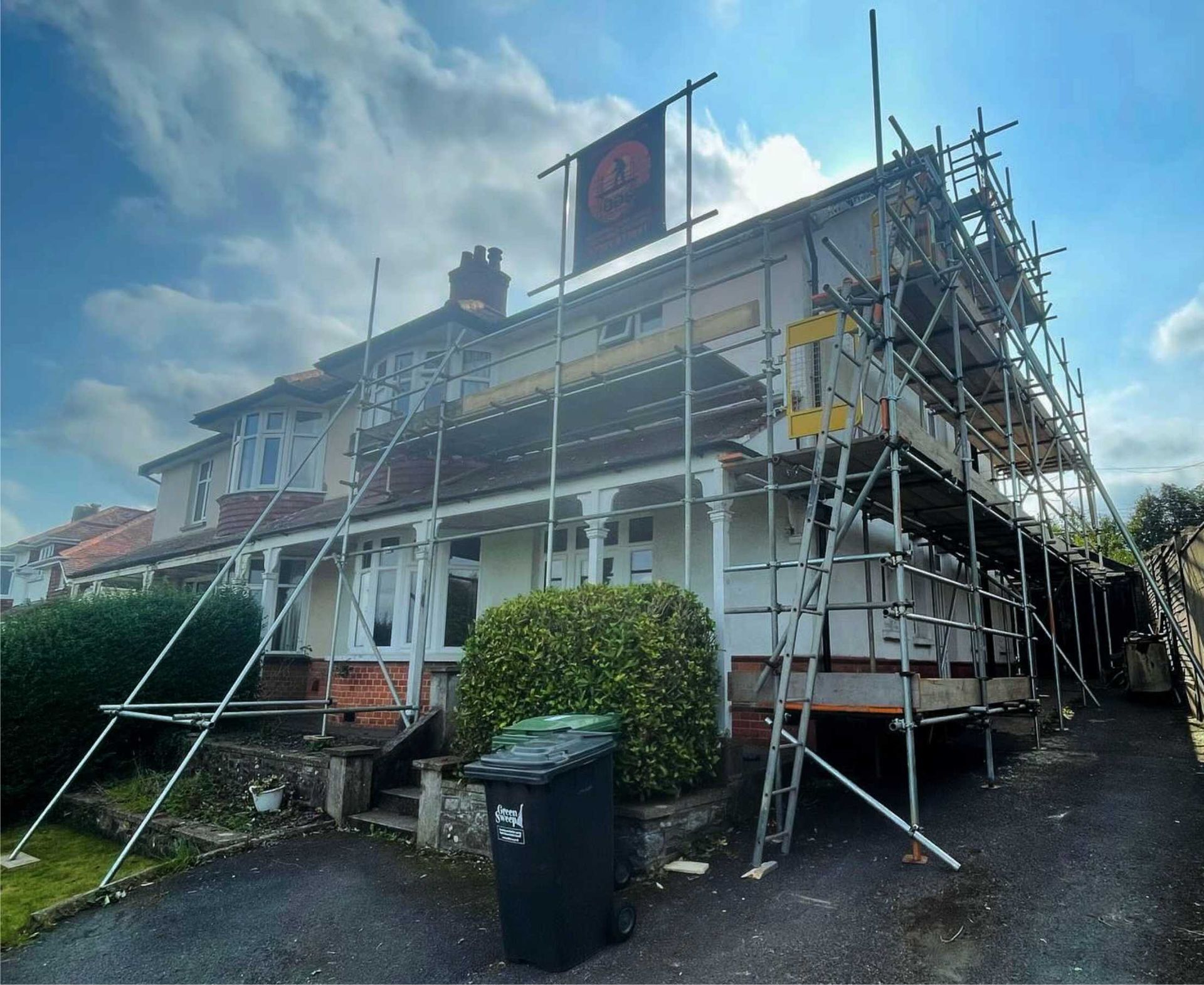 House with scaffold erected to enable re rendering, painting, facias or new guttering. BDS Access does it all easily and cost effectively