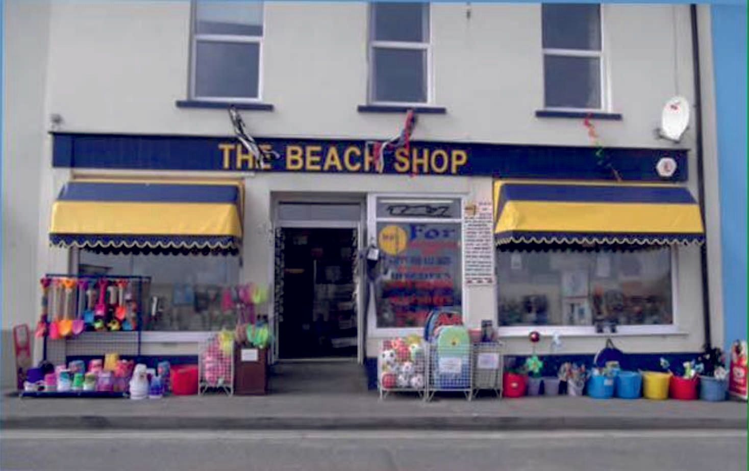 Westward Ho! Beach shop near the entrance to the beach