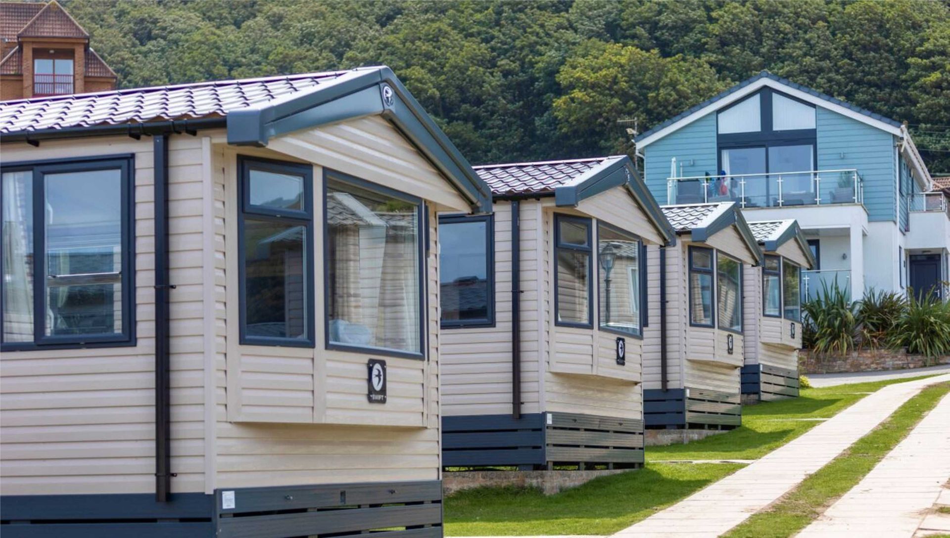 Beachside holiday park in Westward Ho! is right beside the atlantic ocean and has a good range of static caravans and holiday lodges for a comfortable stay, perfect for a UK staycation, weekend break or short stay away