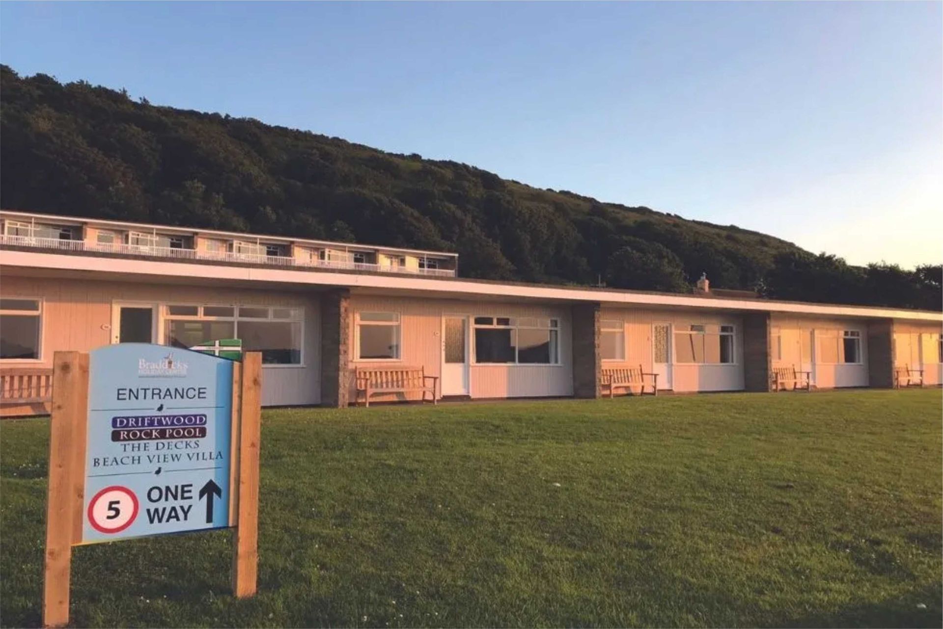 Stay at Braddicks Holiday park right by the Atlantic Ocean and tucked into Kipling Tors behind. Surround yourself with nature and enjoy your UK holiday in Westward Ho!