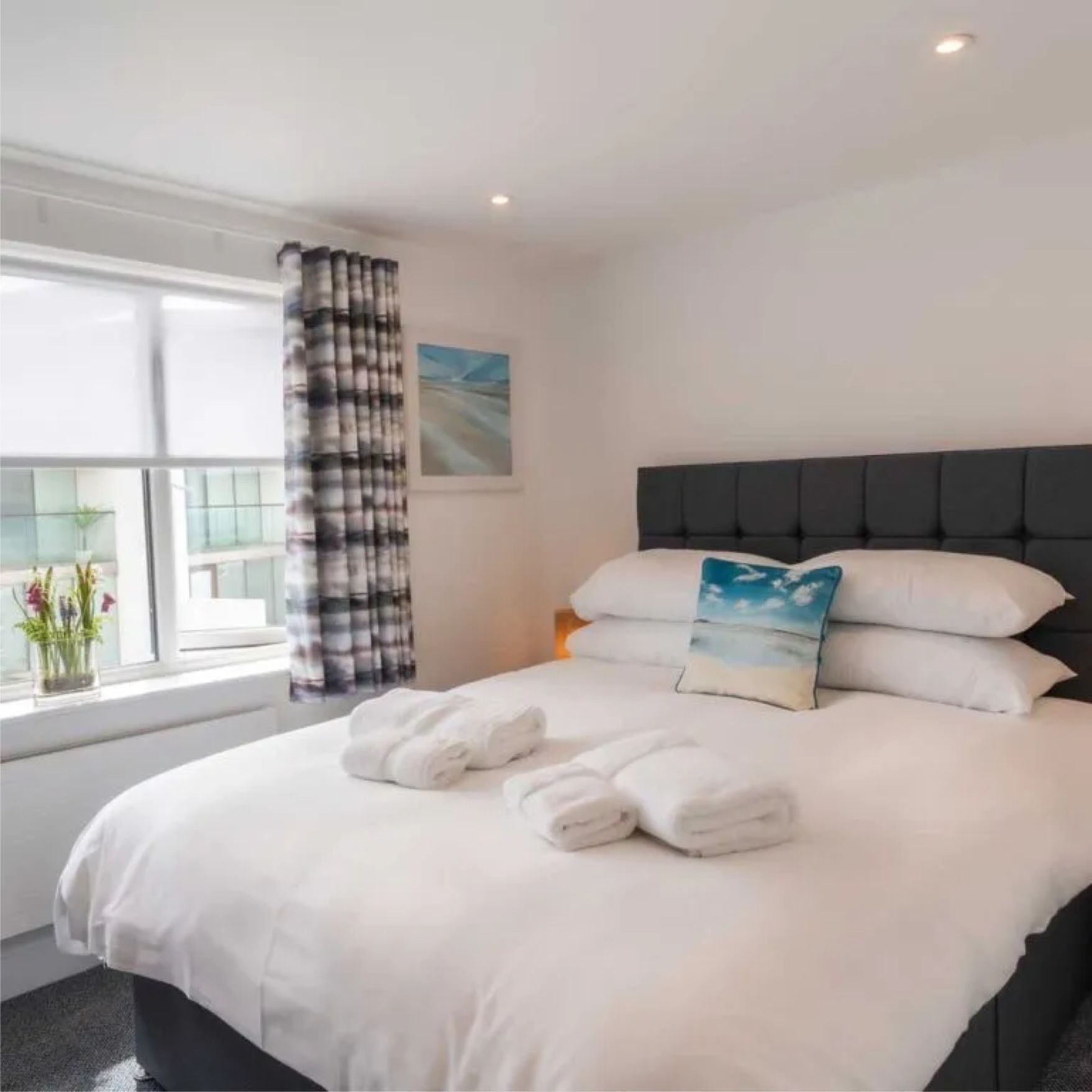 With two good sized bedrooms No 1 the prom is perfect for a family vacation to Westward Ho! in Devon. It is an ideal place to get away and take your staycation.