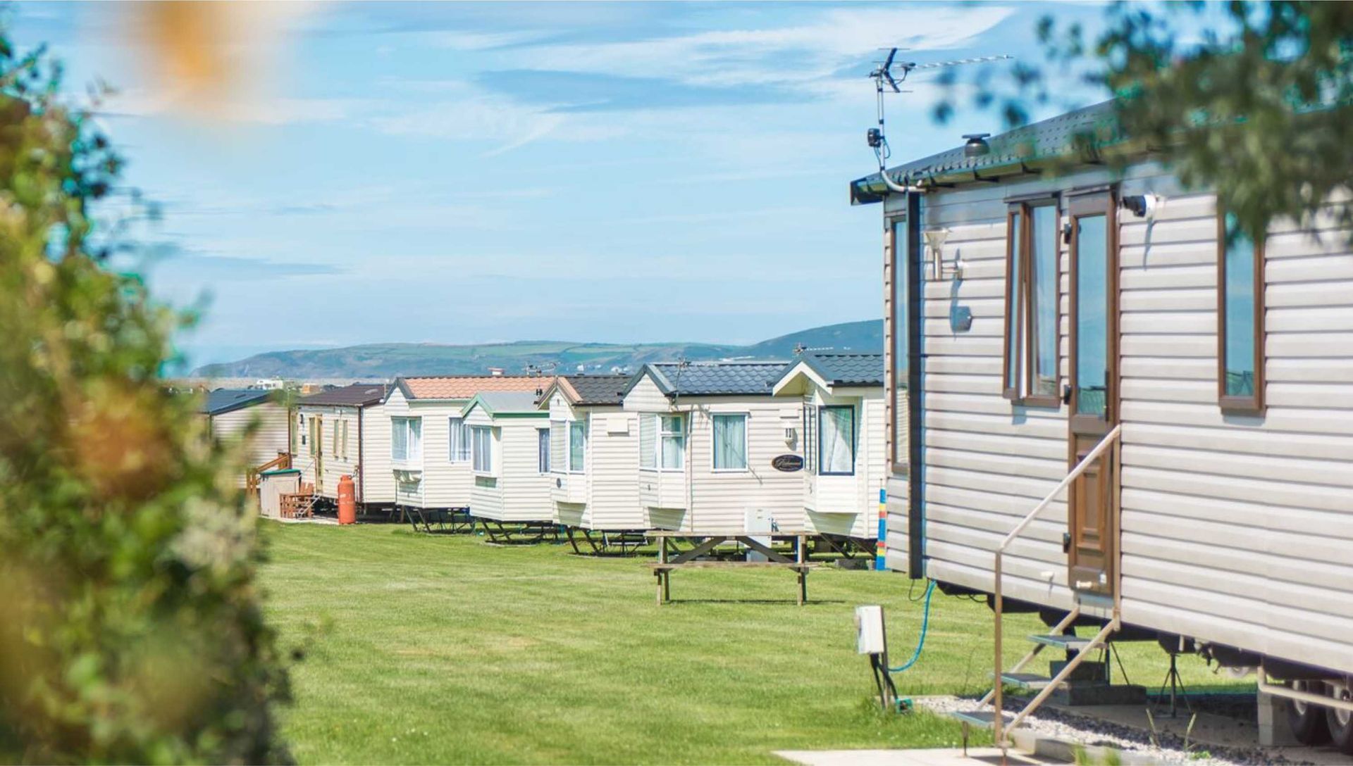 Surfbay holiday park in Westward Ho! is right beside the atlantic ocean and has a good range of static caravans and holiday lodges for a comfortable stay, perfect for a UK staycation, weekend break or short stay away. It also back onto Northam Burrows for adventure walks and exploring.