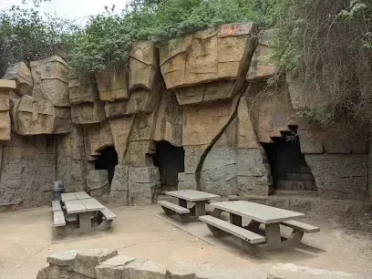 Tree Services West Covina – The Old Los Angeles Zoo, now a unique picnic and hiking spot, features abandoned enclosures and rock formations from its past as the city’s first zoo