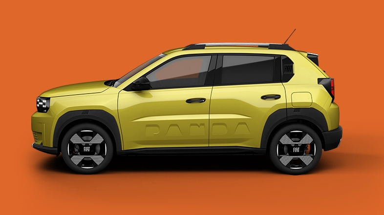Une voiture jaune est assise sur une surface orange.