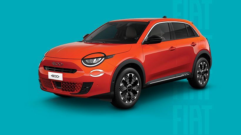 Une voiture rouge est assise sur une surface bleue.