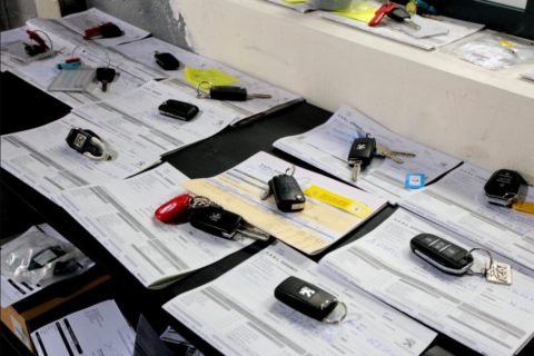 Un trousseau de clés de voiture est posé sur une table