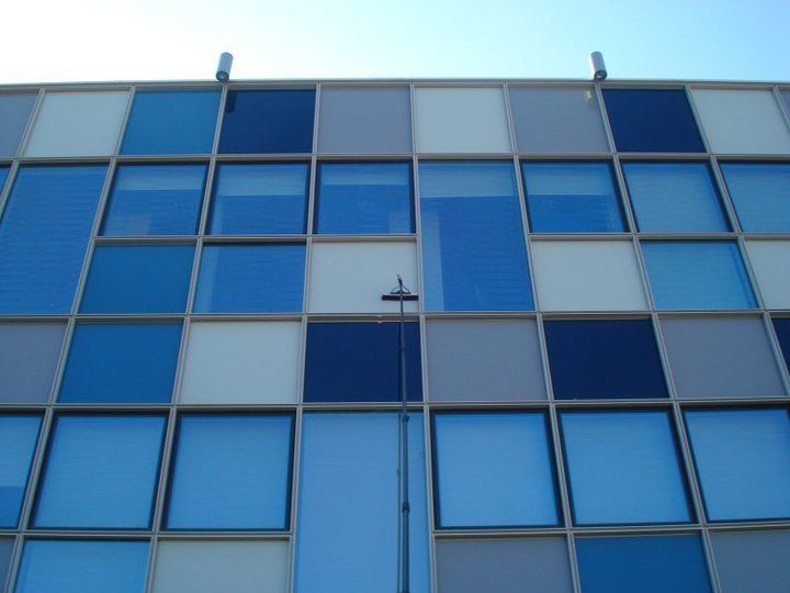 Un edificio con molte finestre e una croce al centro