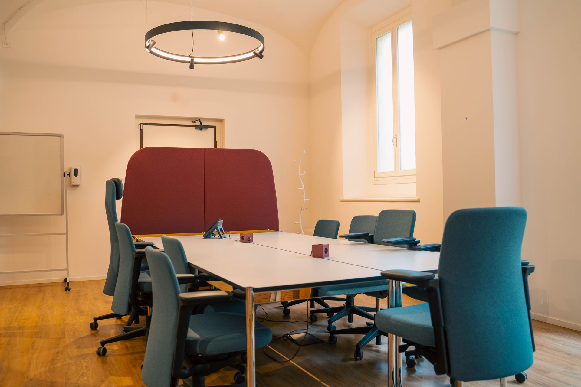 Una sala conferenze con un lungo tavolo e sedie