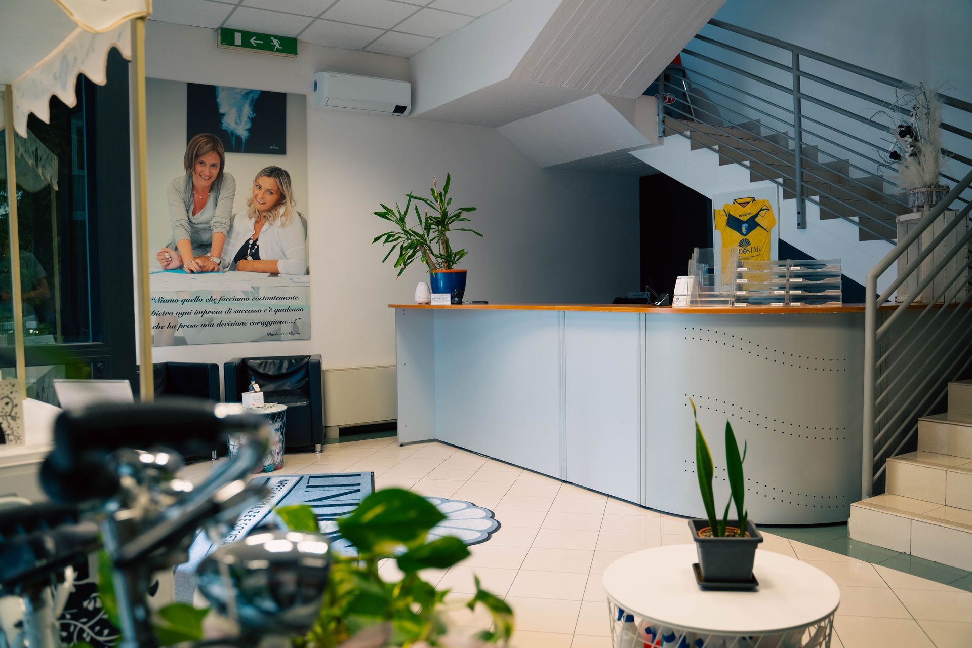 Una foto di una donna che parla al cellulare