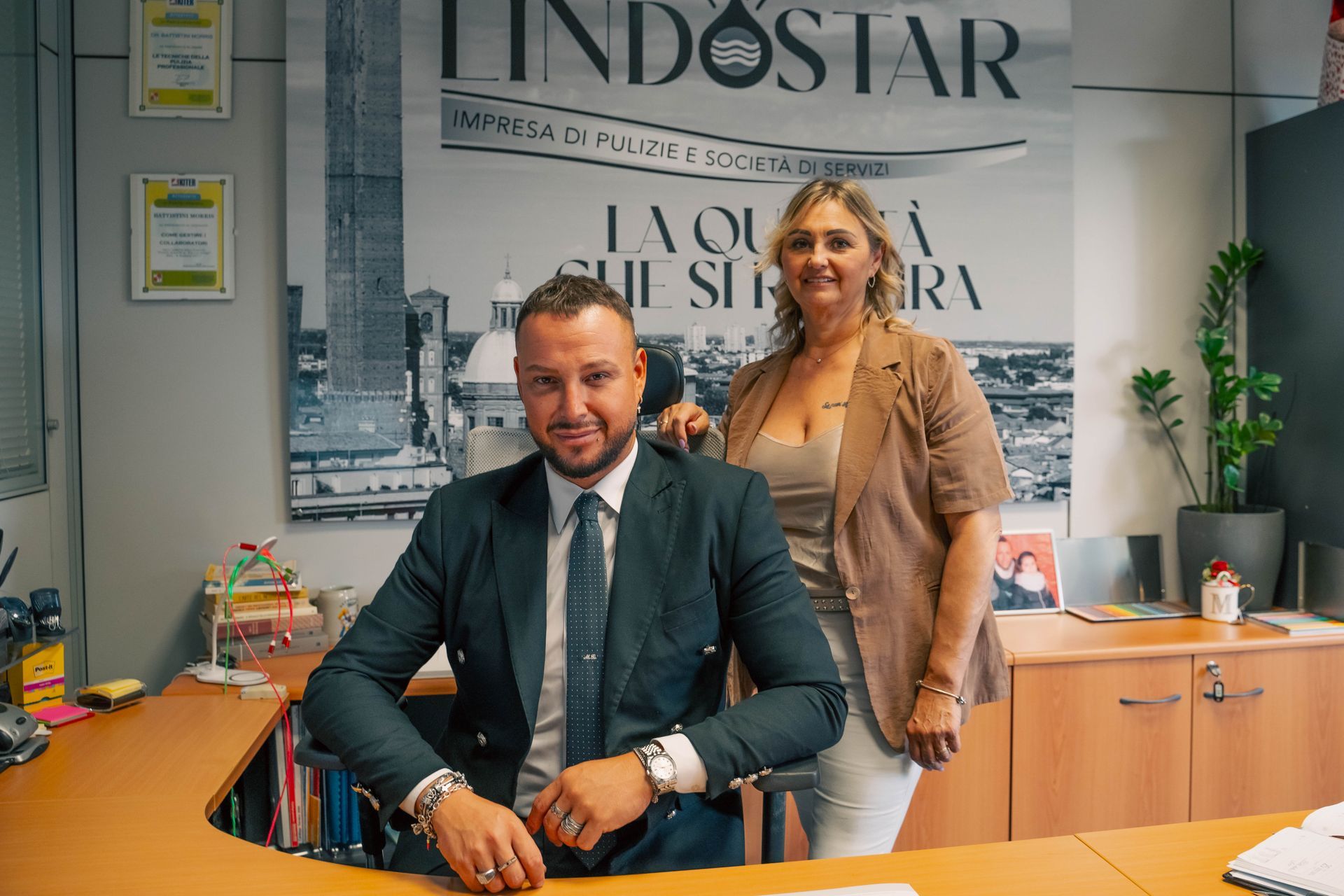 Due donne posano per una foto davanti a un cartello che dice sala