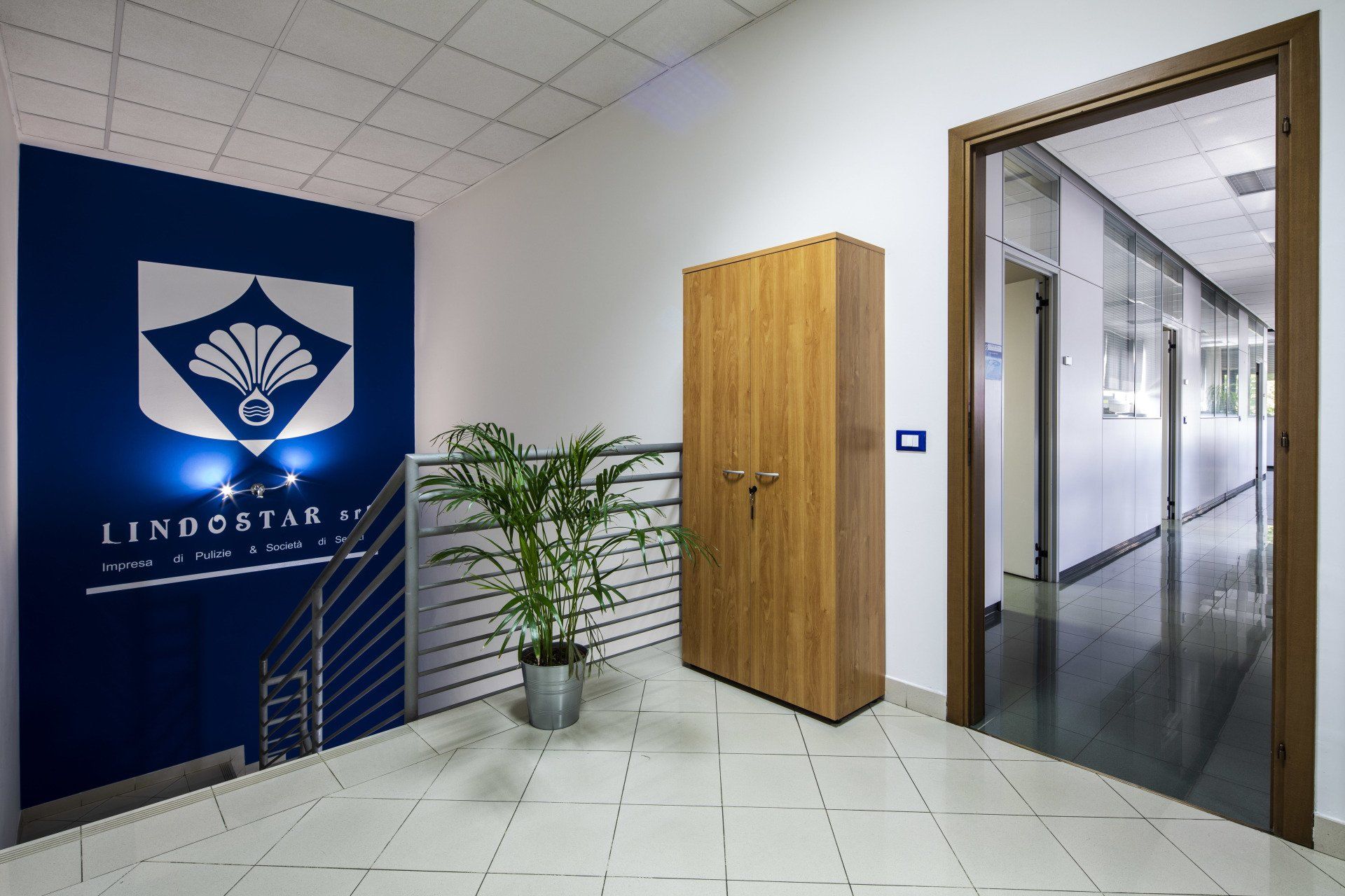 Una stanza con un cartello che dice linocetar