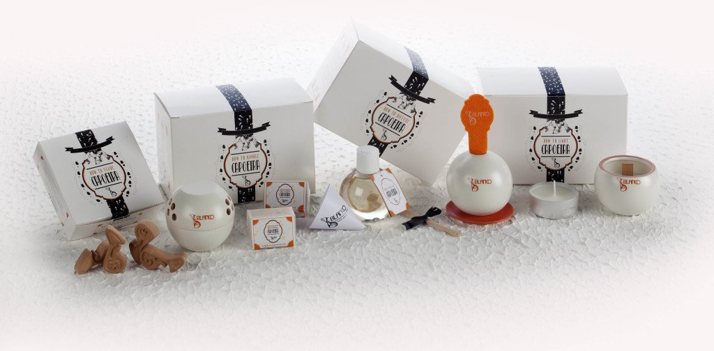 Una fila di scatole bianche e bottiglie su una superficie bianca