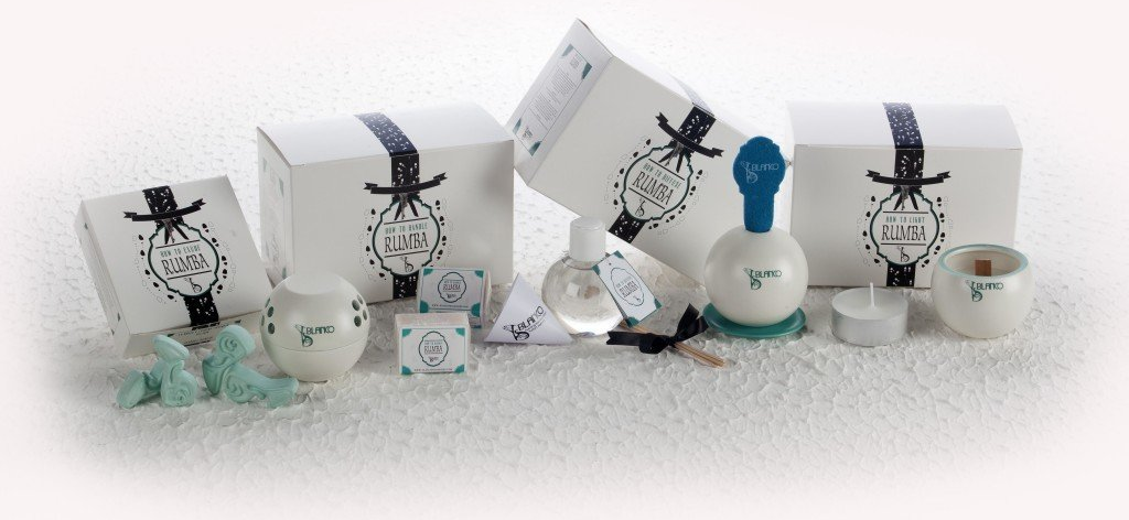 Diverse bottiglie di profumo sono appoggiate su una superficie bianca