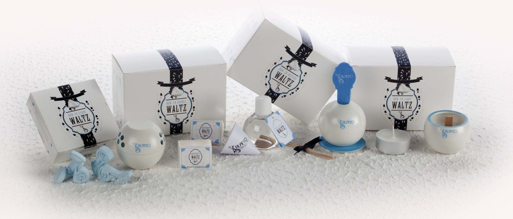 Una fila di scatole bianche appoggiate su una superficie bianca.