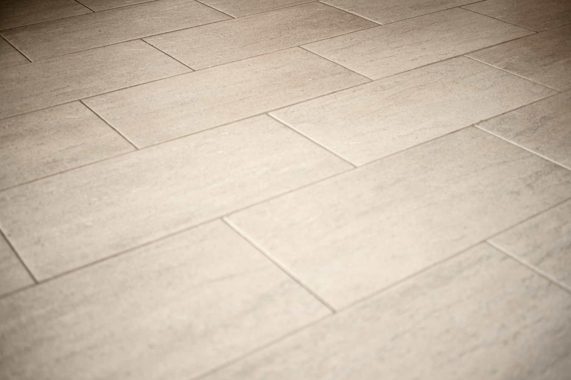 Un primo piano del pavimento piastrellato in una stanza.