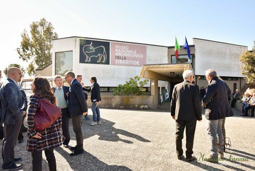 Un gruppo di persone davanti ad un museo