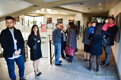 Un gruppo di persone in visita ad un museo