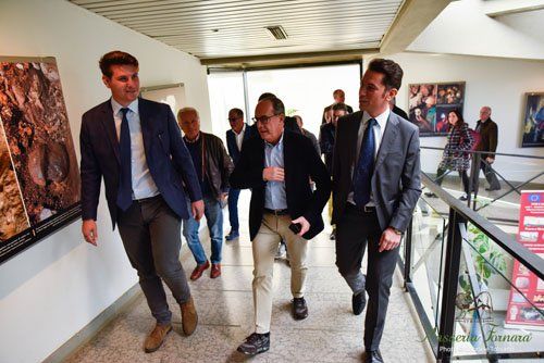 Persone in visita ad un museo