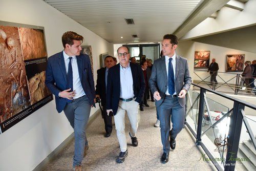 Tre uomini che visitano un museo