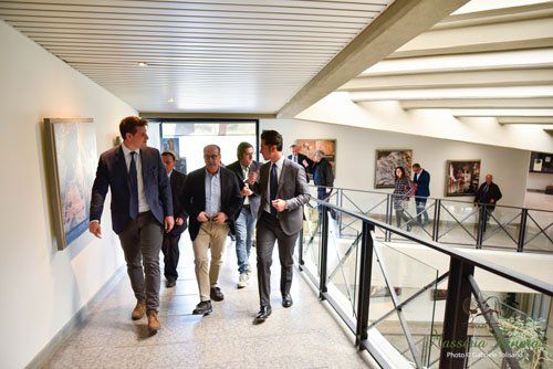 Un gruppo di persone in visita ad un museo