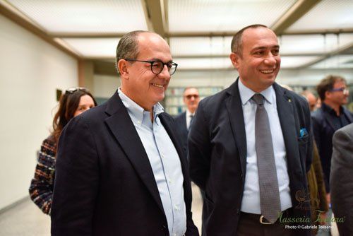 Due uomini in abito elegante