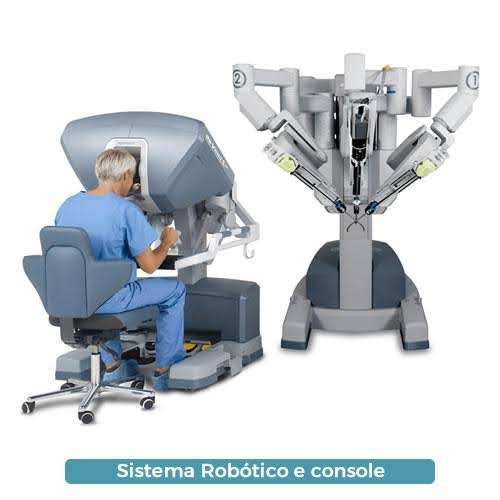 Um cirurgião usando o console do sistema cirúrgico robótico da Vinci. O sistema inclui um braço robótico.