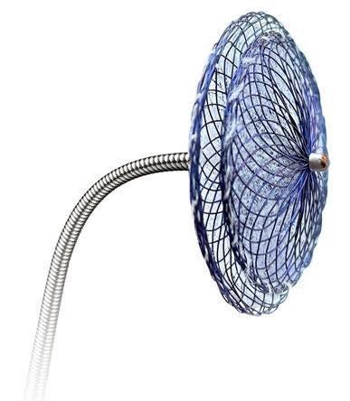 Dispositivo médico: um filtro circular, em forma de malha, na extremidade de um tubo flexível, provavelmente usado para procedimentos médicos.