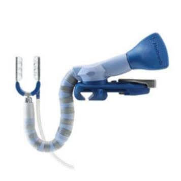 Um dispositivo médico com um bocal azul, um tubo cinza flexível e um clipe nasal. Provavelmente para terapia respiratória.