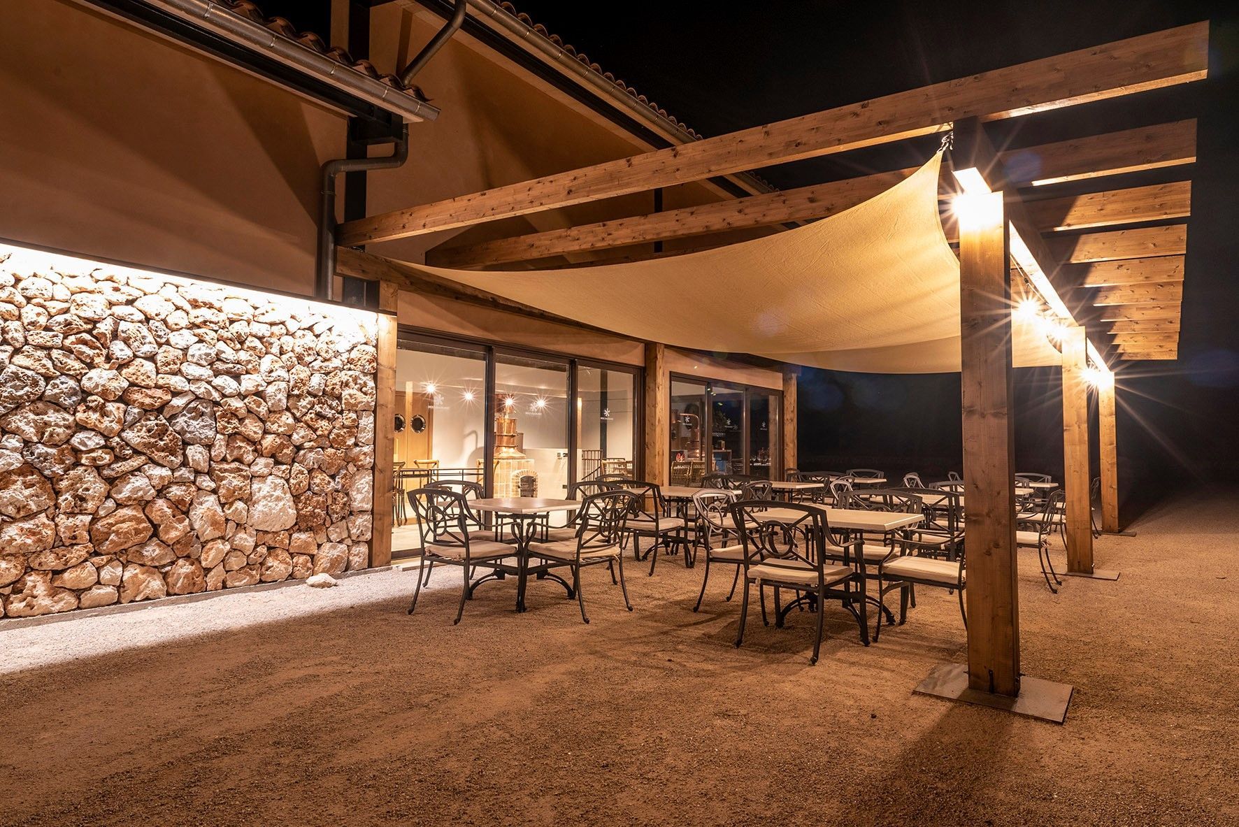 Terraza noche de verano en la bodega