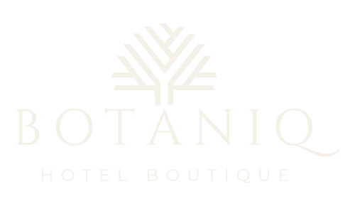 Un logotipo para un hotel boutique con un árbol en él.