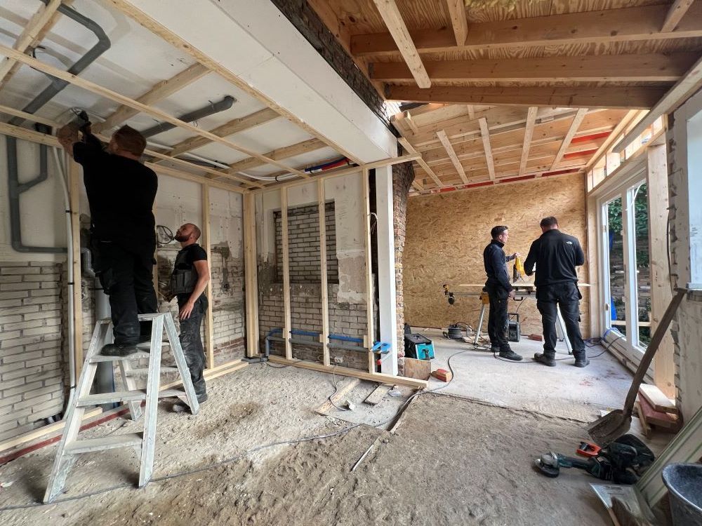 Onderdeel van het team Veldt Bouw werkend aan een gebouw in aanbouw.