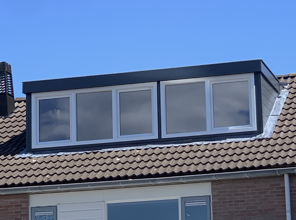 Een dak met een raam en een schoorsteen erop