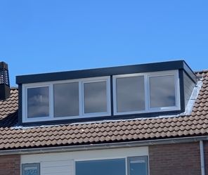 Er is een raam op het dak van een huis.