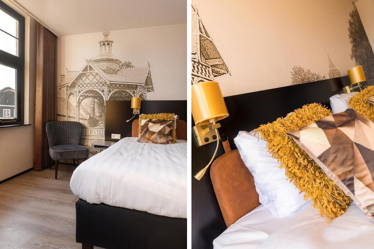 Twee foto's van een hotelkamer met een bed en een stoel.