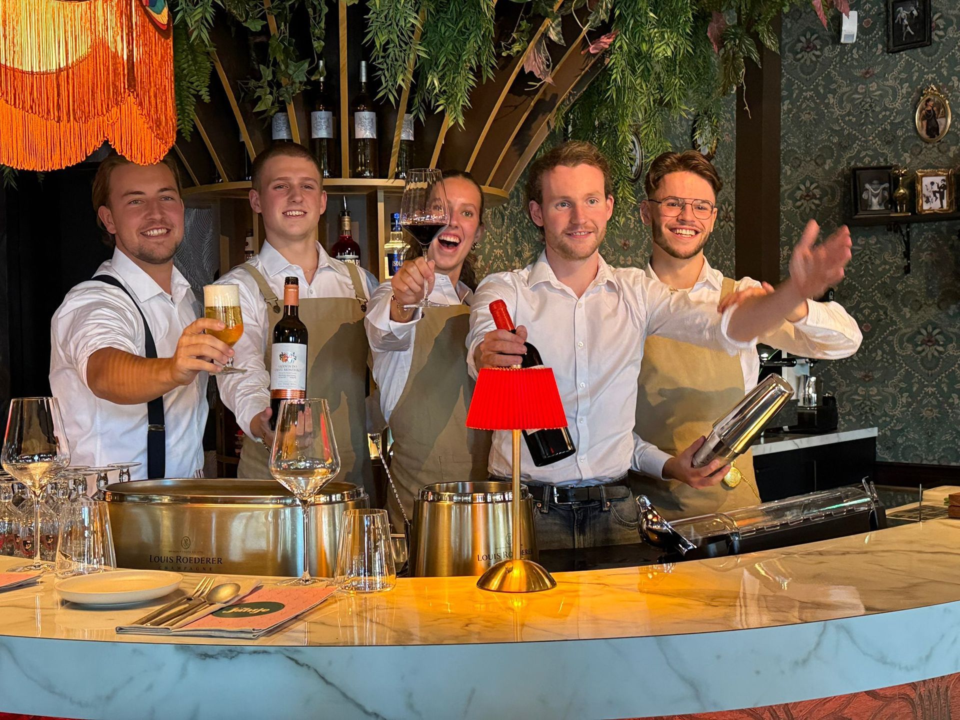 Donkere bar met verlichte toonbank en planken.