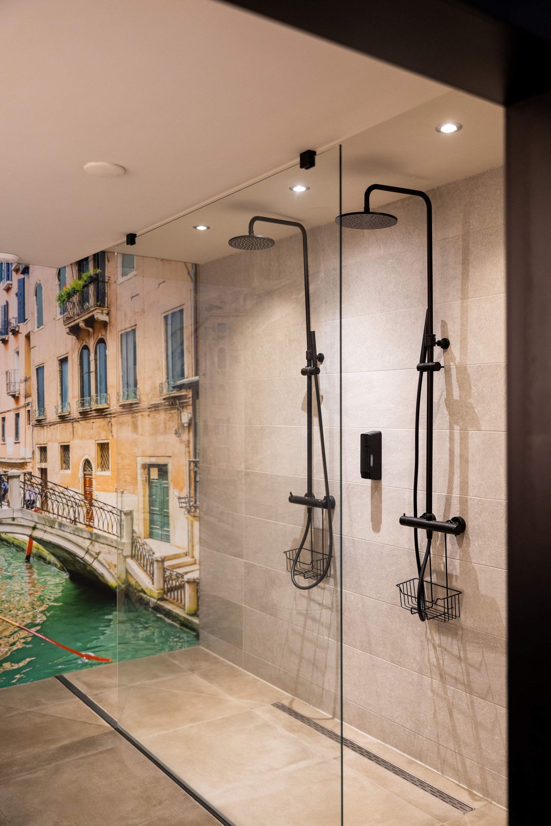 Een hotelkamer met twee bedden en een schilderij aan de muur.