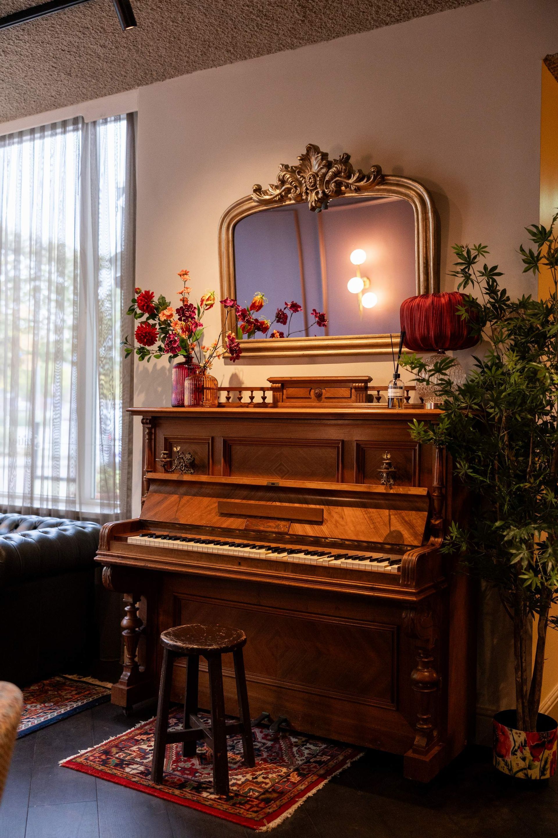Een hotelkamer met twee bedden en een schilderij aan de muur.