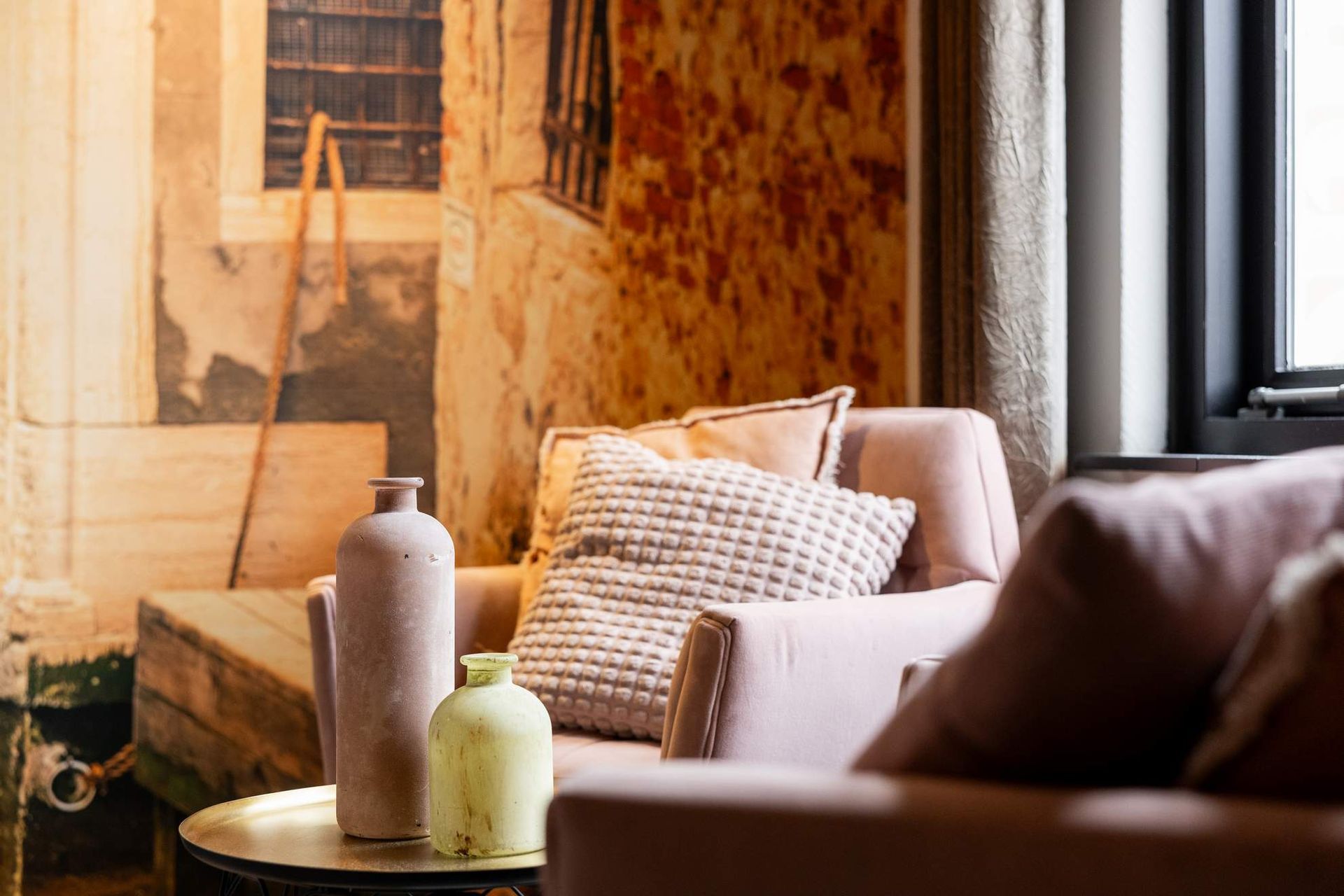 Twee foto's van een hotelkamer met een bed en een stoel.
