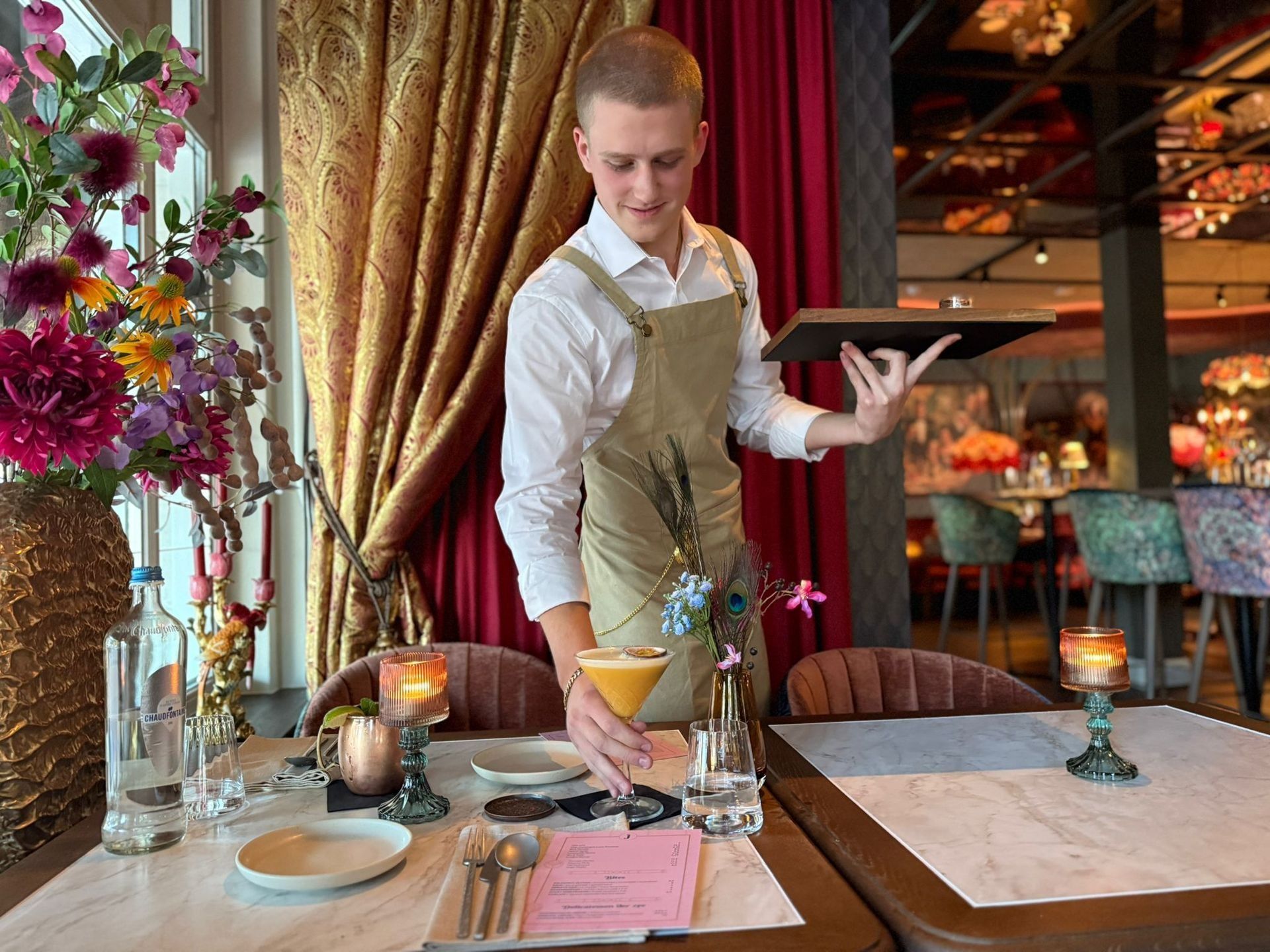 Een chef-kok bereidt eten op een houten snijplank.