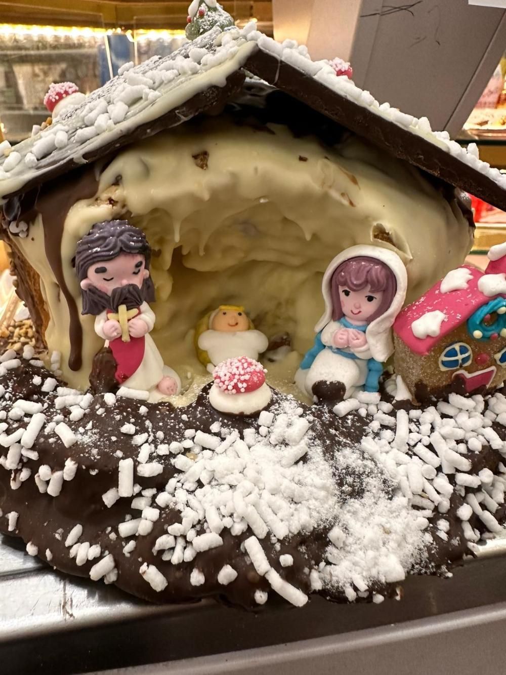 Panettoni artigianali  con personaggi del presepe in zucchero